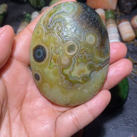 颈饰未镶嵌石英质玉启**育