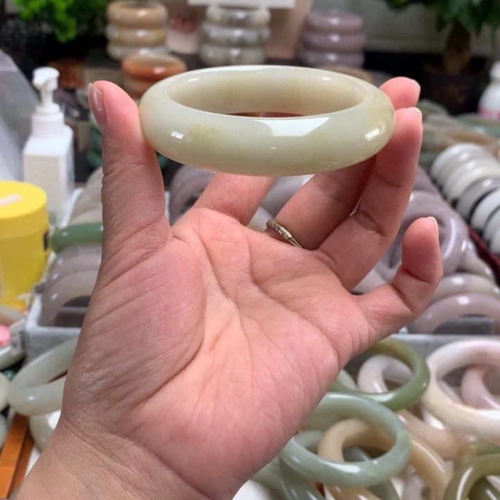 石英质玉未镶嵌手镯