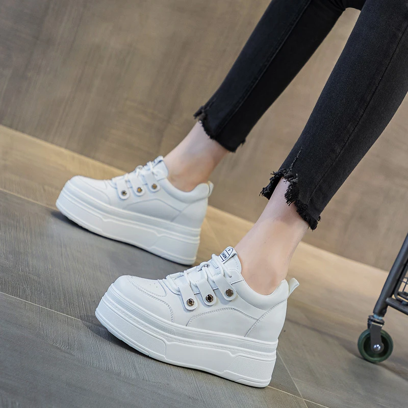 春秋女鞋新款2025坡跟松糕厚底内增高休闲鞋小个子小白鞋短靴加绒