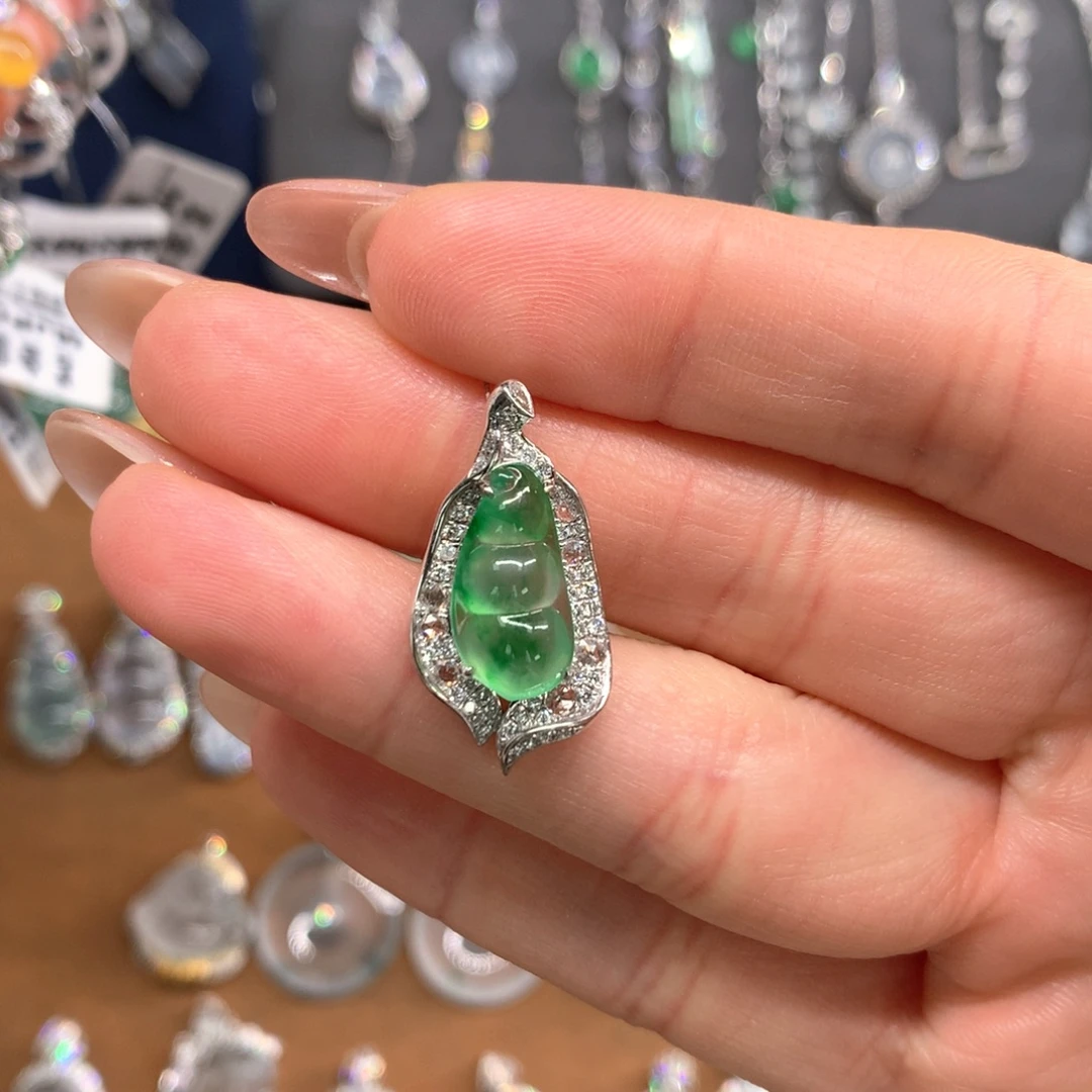 彩***城翡翠18K金镶嵌颈饰绿豆子