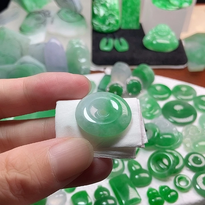 翡翠未镶嵌颈饰平安扣