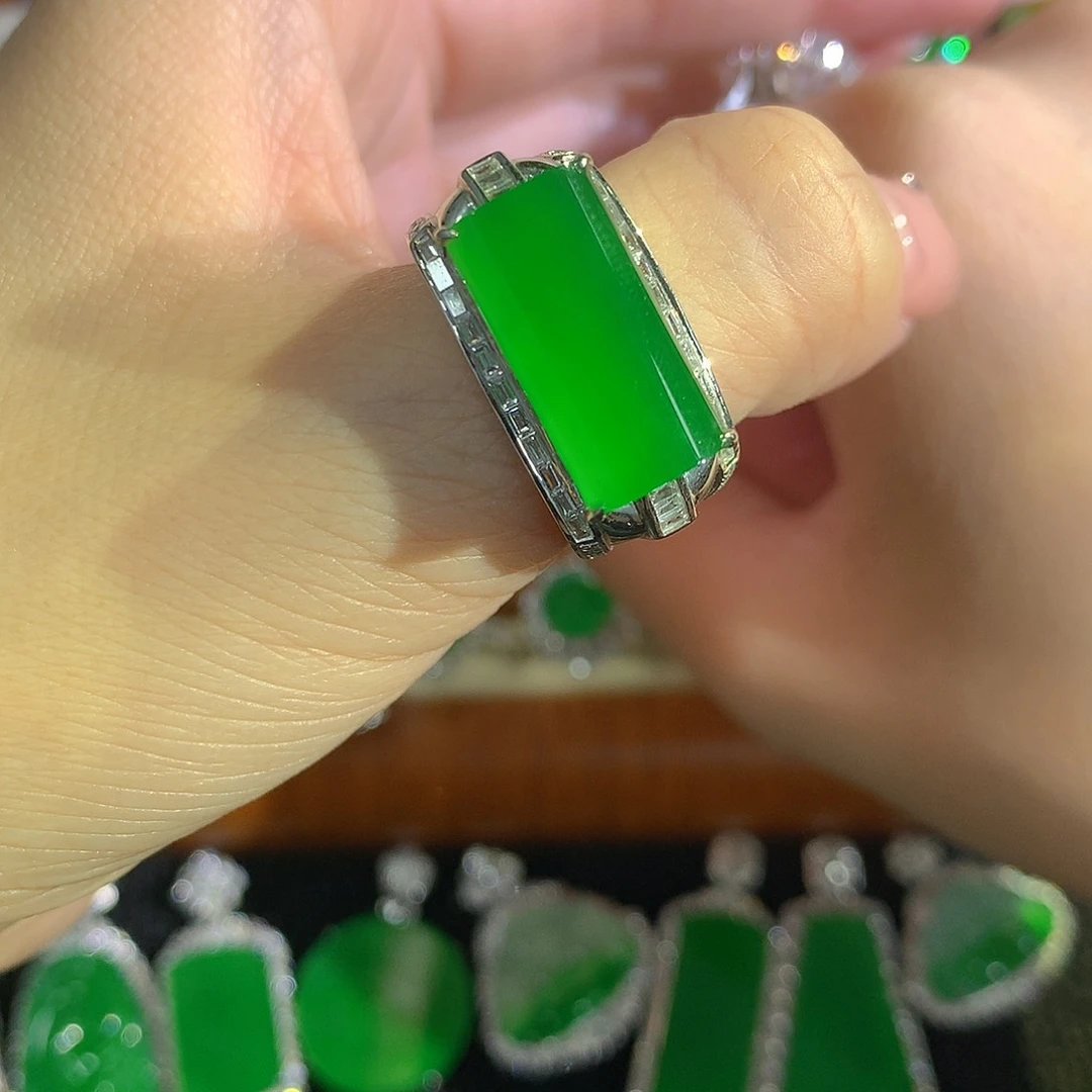 颈饰18K金镶嵌翡翠