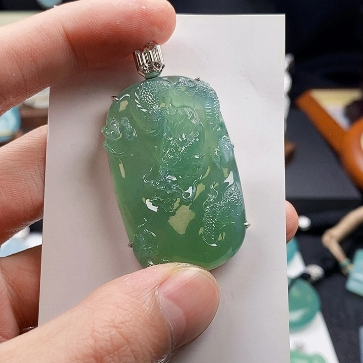 翡翠18K金镶嵌颈饰神**赐龙牌