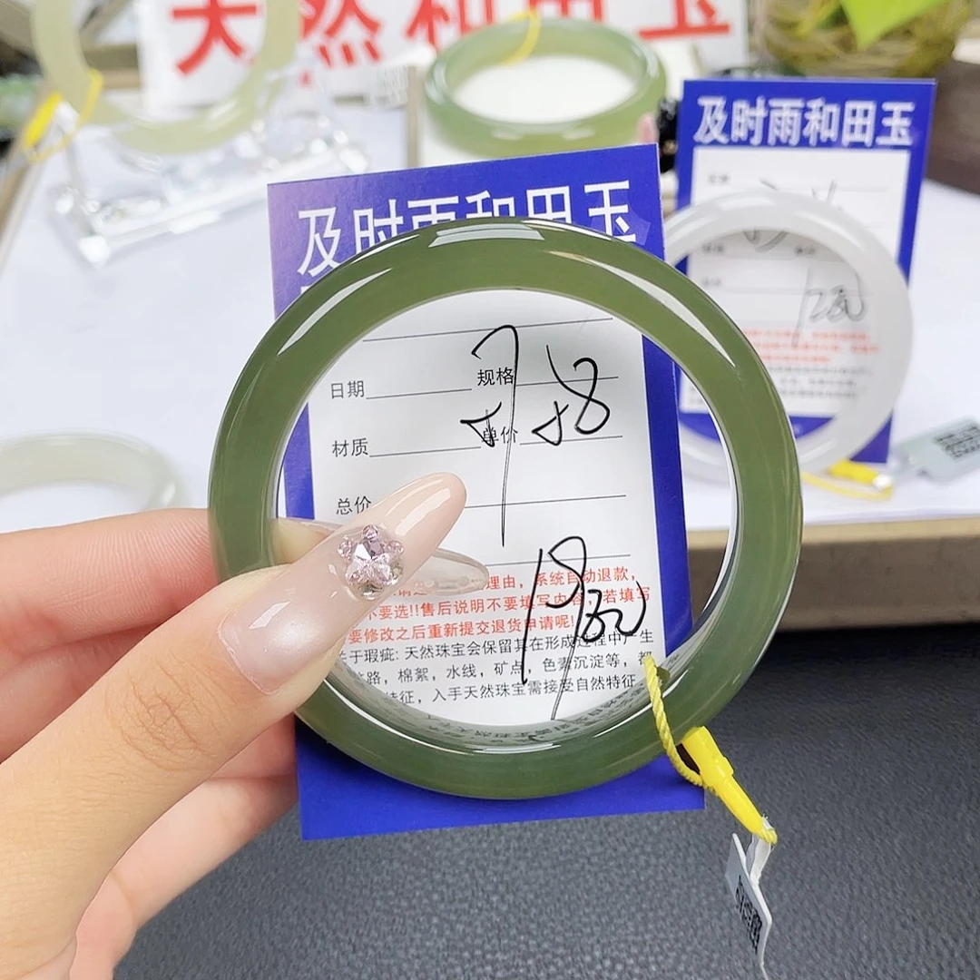大***曦和田玉未镶嵌手镯