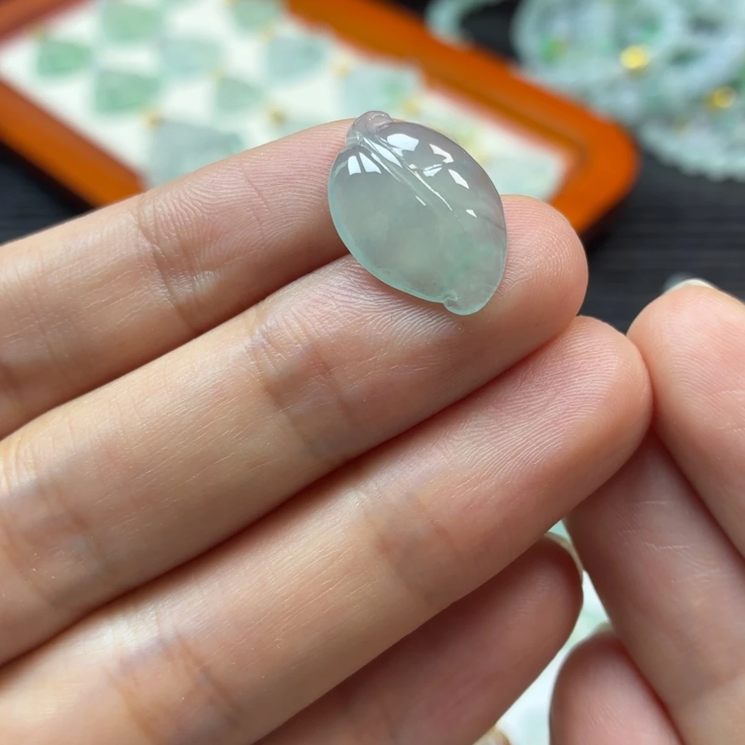 翡翠未镶嵌颈饰叶子