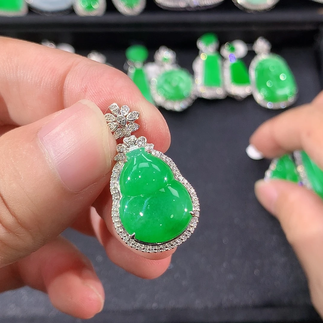 翡翠18K金镶嵌颈饰