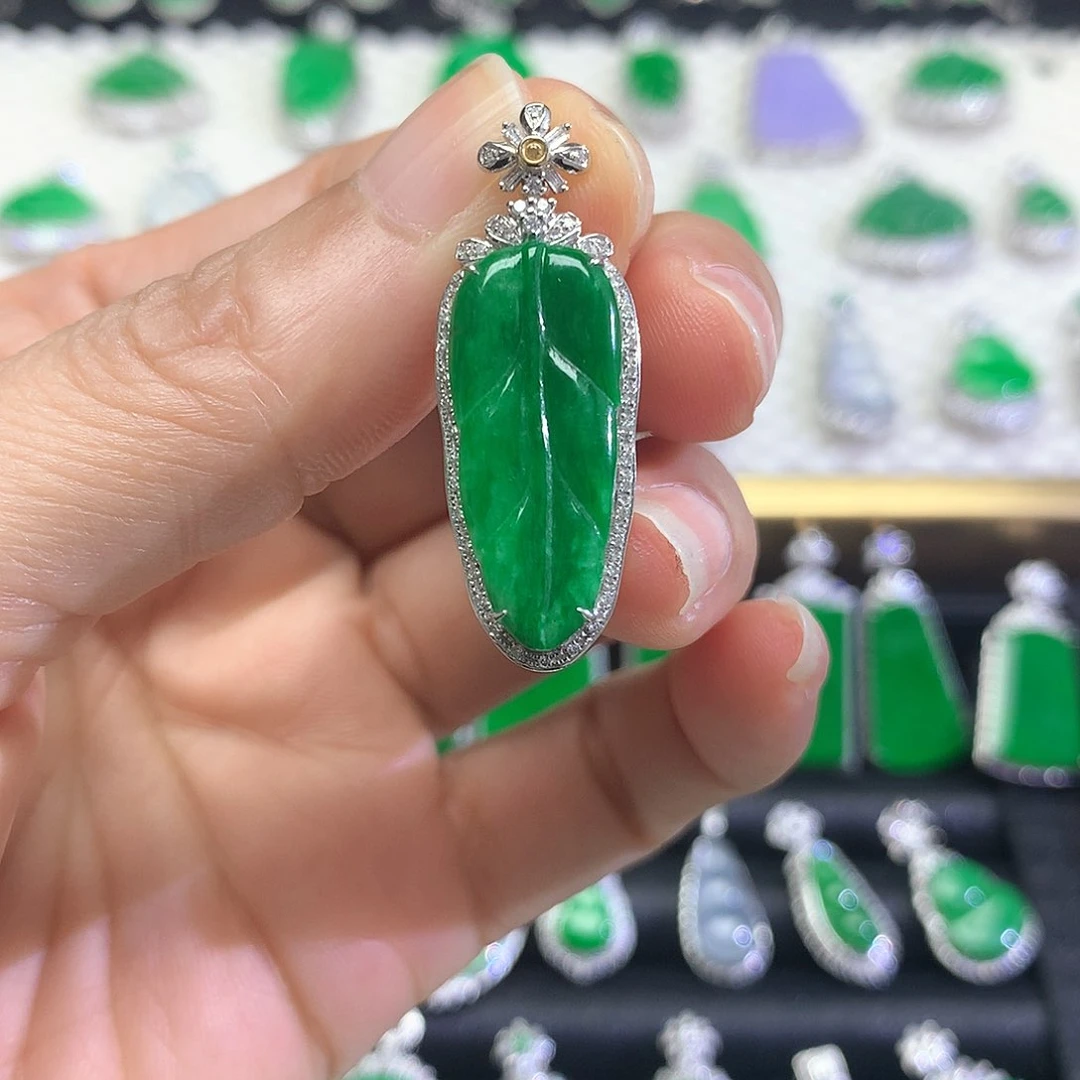 颈饰18K金镶嵌翡翠吊坠