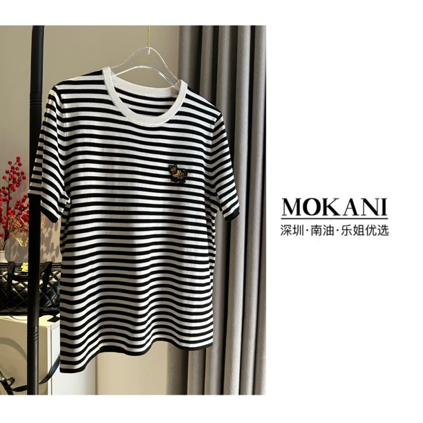 乐姐优选 | 「漫漫人生」减龄条纹拼刺绣勋章显瘦短袖针织 S021802