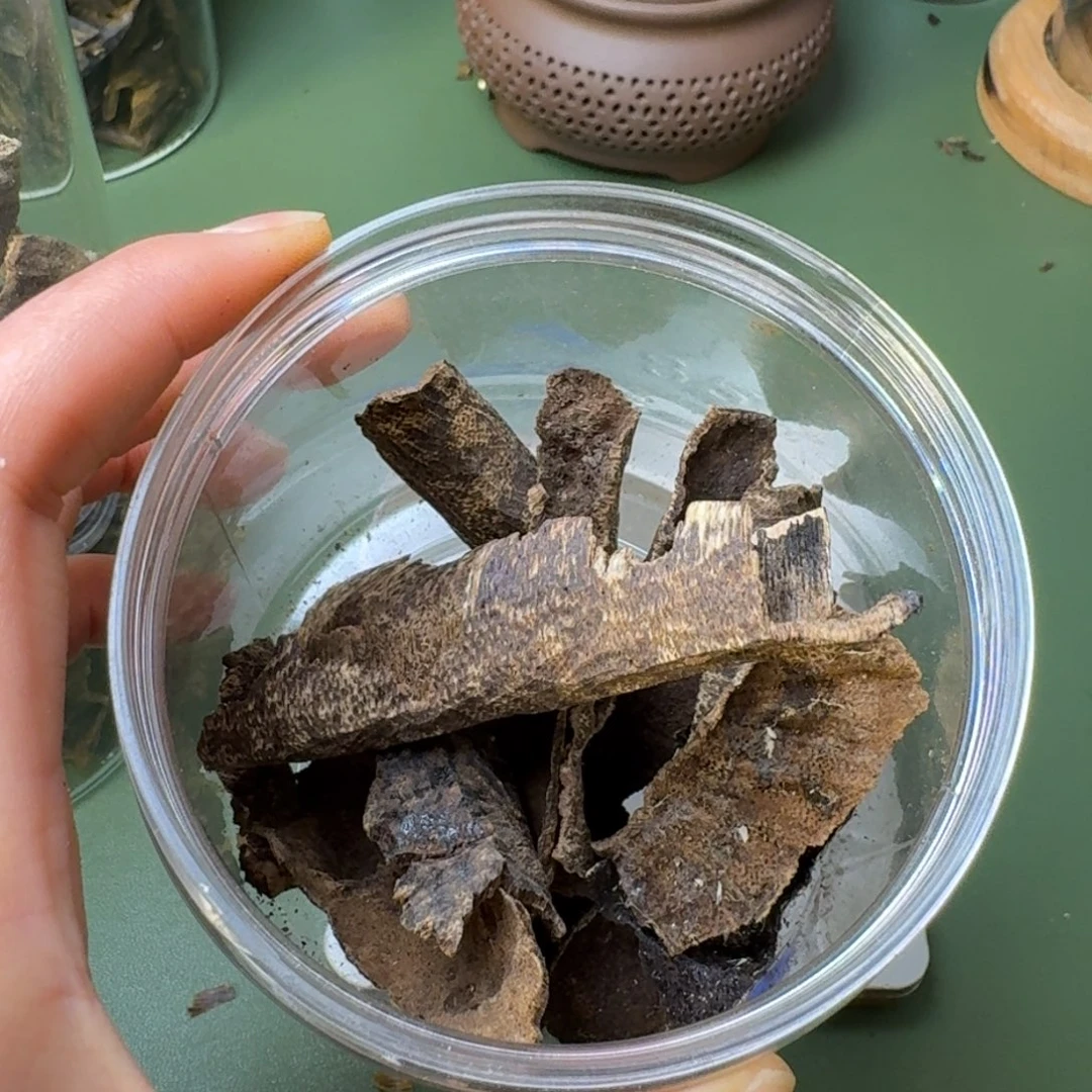 沉香手把件海南天然野黎母山鸡母虫老香块料20克