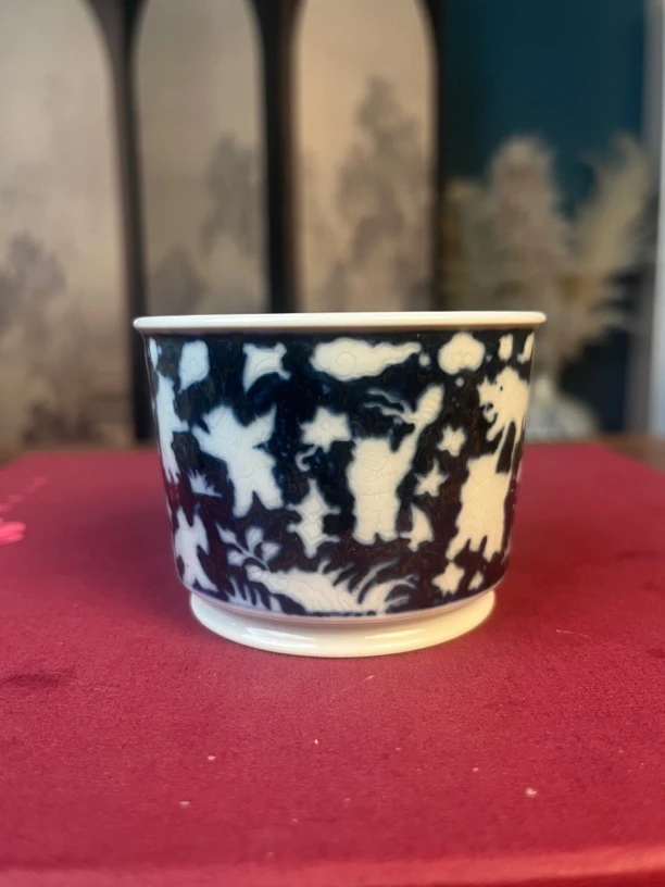 成蕴窑青花暗刻童子闹春容天杯