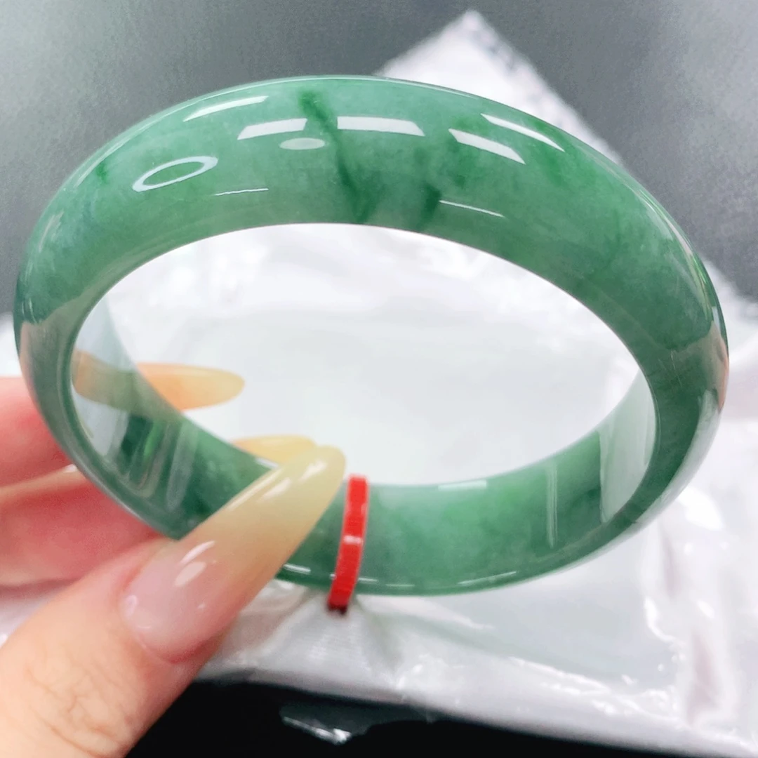 翡翠手镯未镶嵌57。