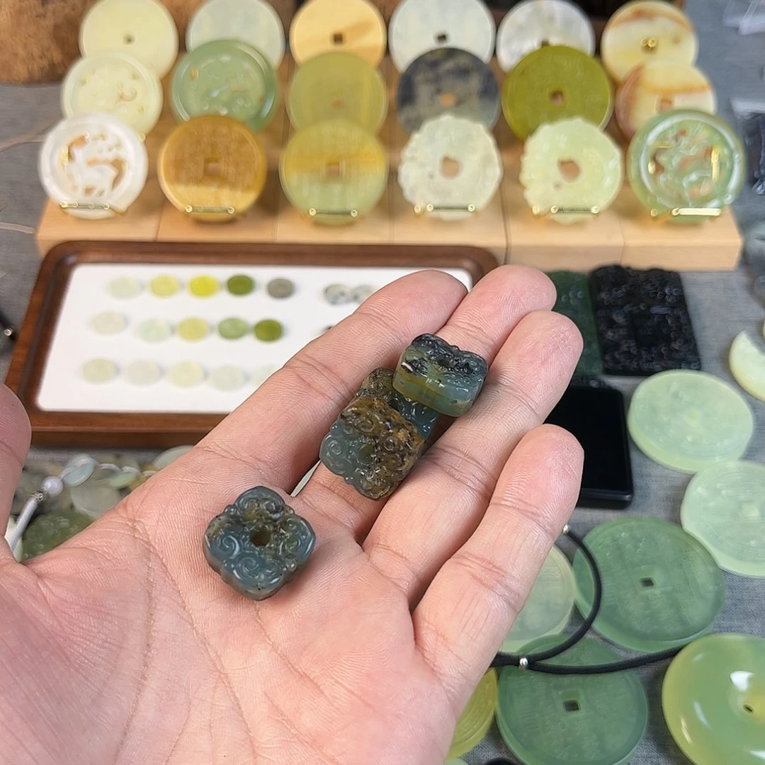 ****一蛇纹石玉未镶嵌颈饰