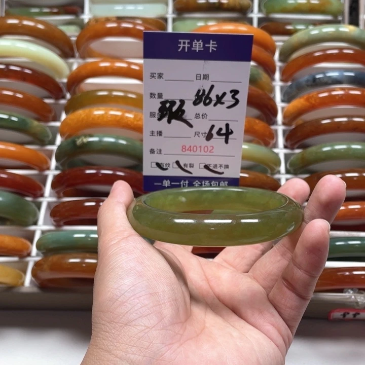 蛇纹石玉手镯未镶嵌小*魔
