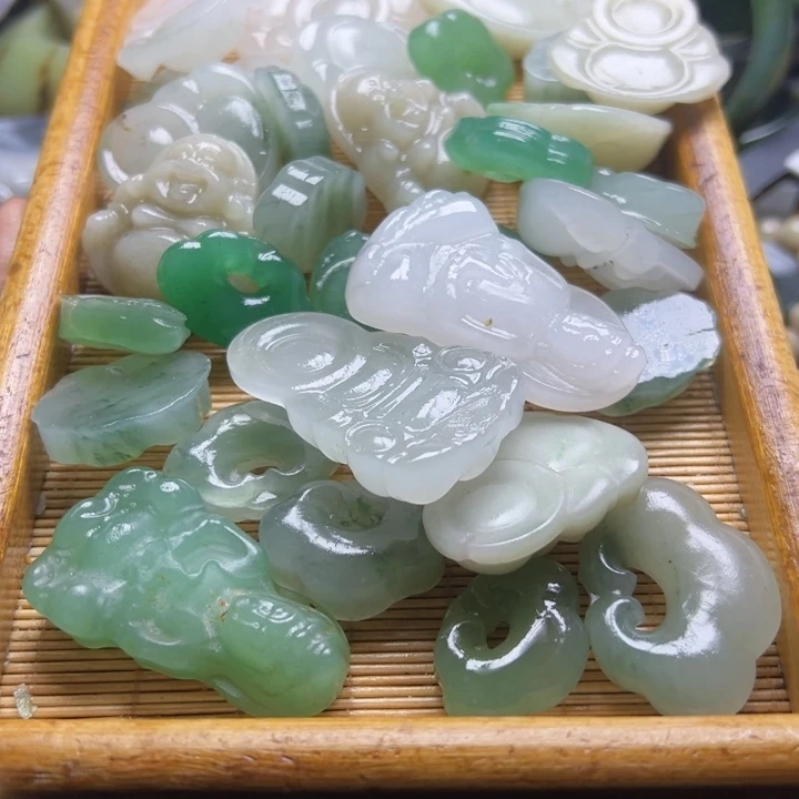 龙***恭和田玉未镶嵌颈饰