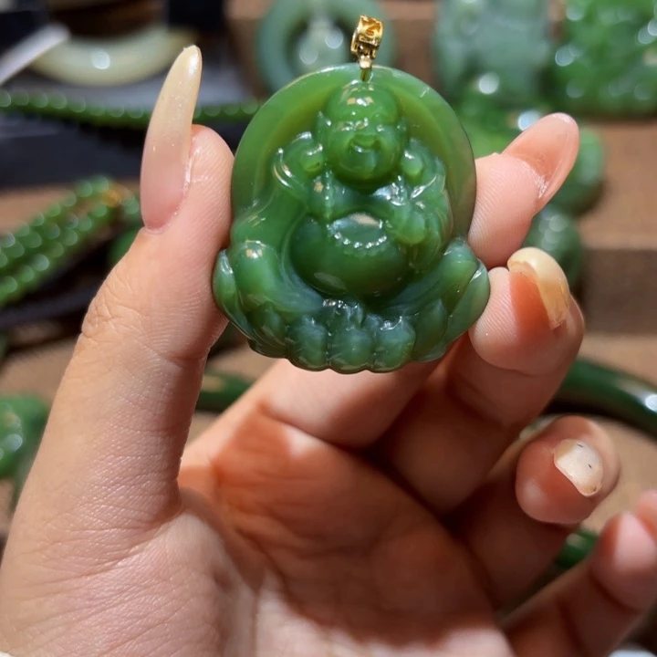 颈饰18K金镶嵌和田玉（碧玉）