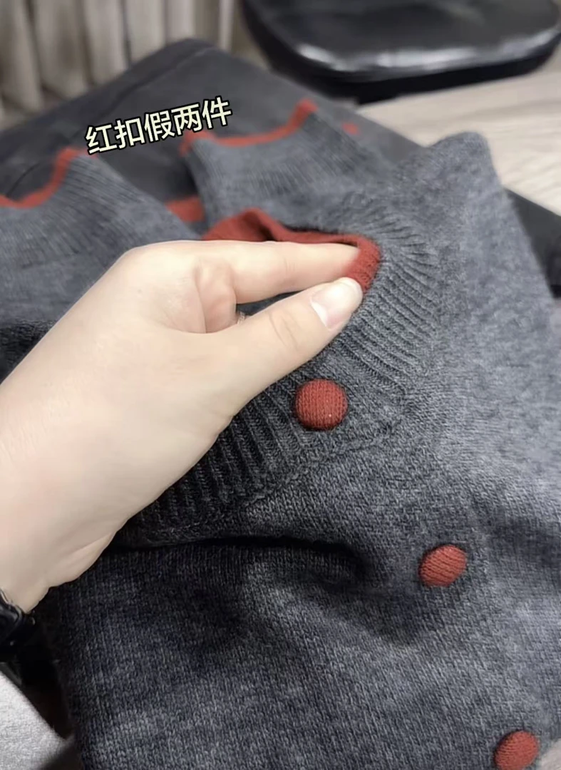 米蓝家名殿~红扣假两件开衫0036