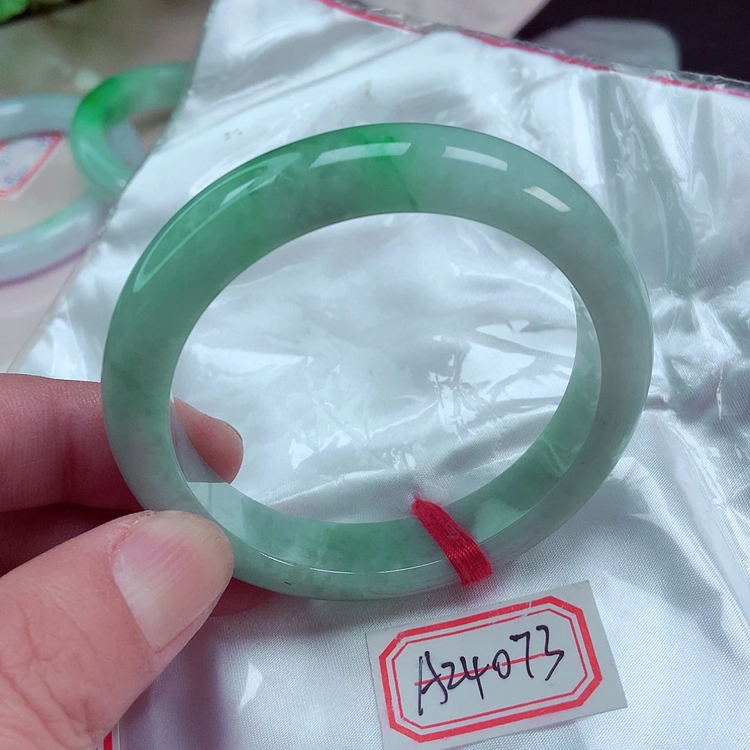 翡翠手镯未镶嵌圈口56