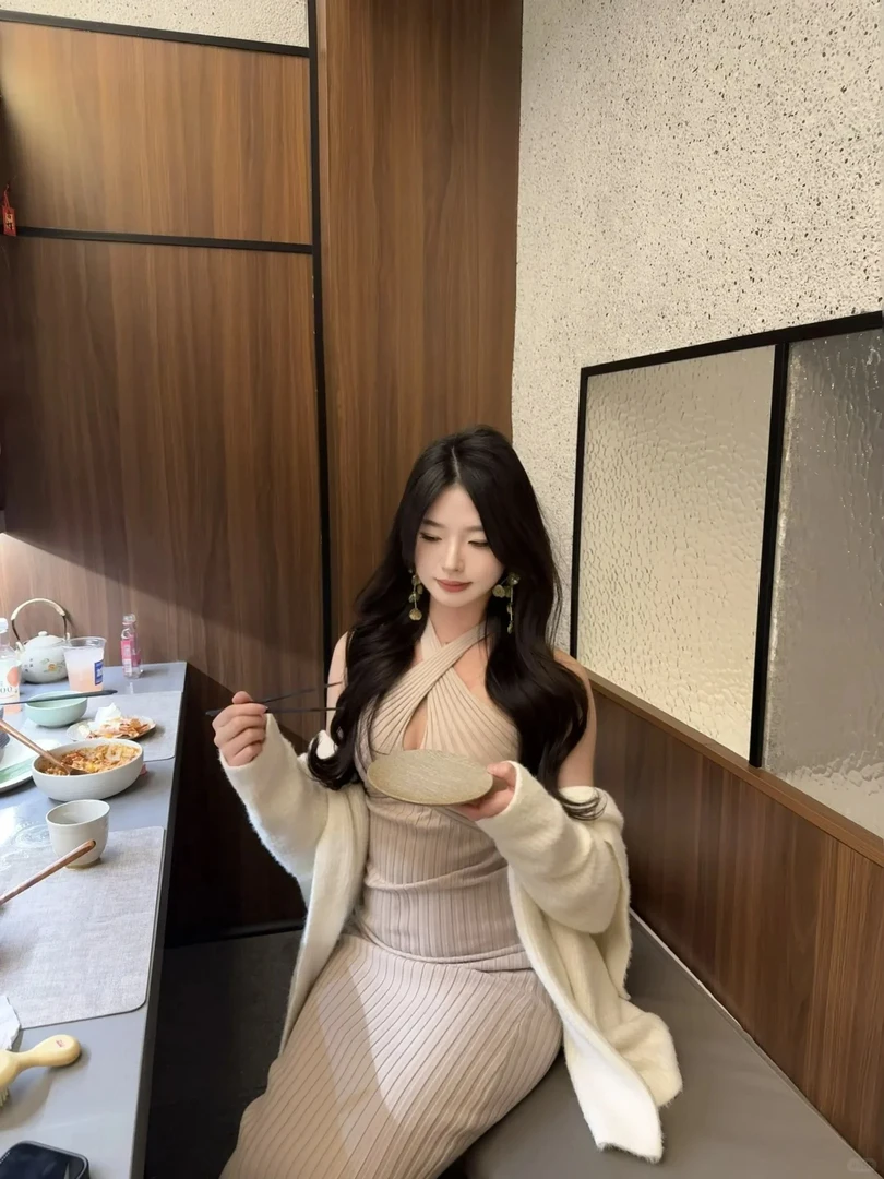 设计感气质交叉挂脖包臀连衣裙女2025春季新款修身镂空针织长裙子