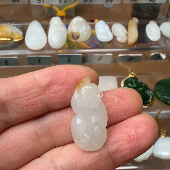 和田玉未镶嵌颈饰新疆和田天然真皮色猴