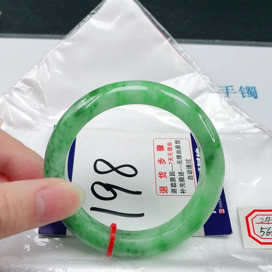 翡翠手镯未镶嵌翡翠