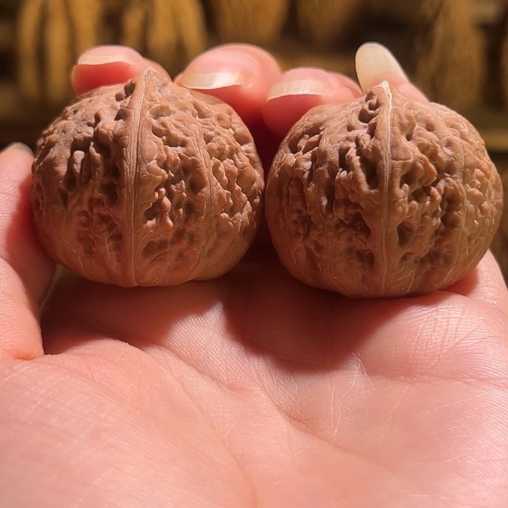 文玩核桃吊坠方印龙珠