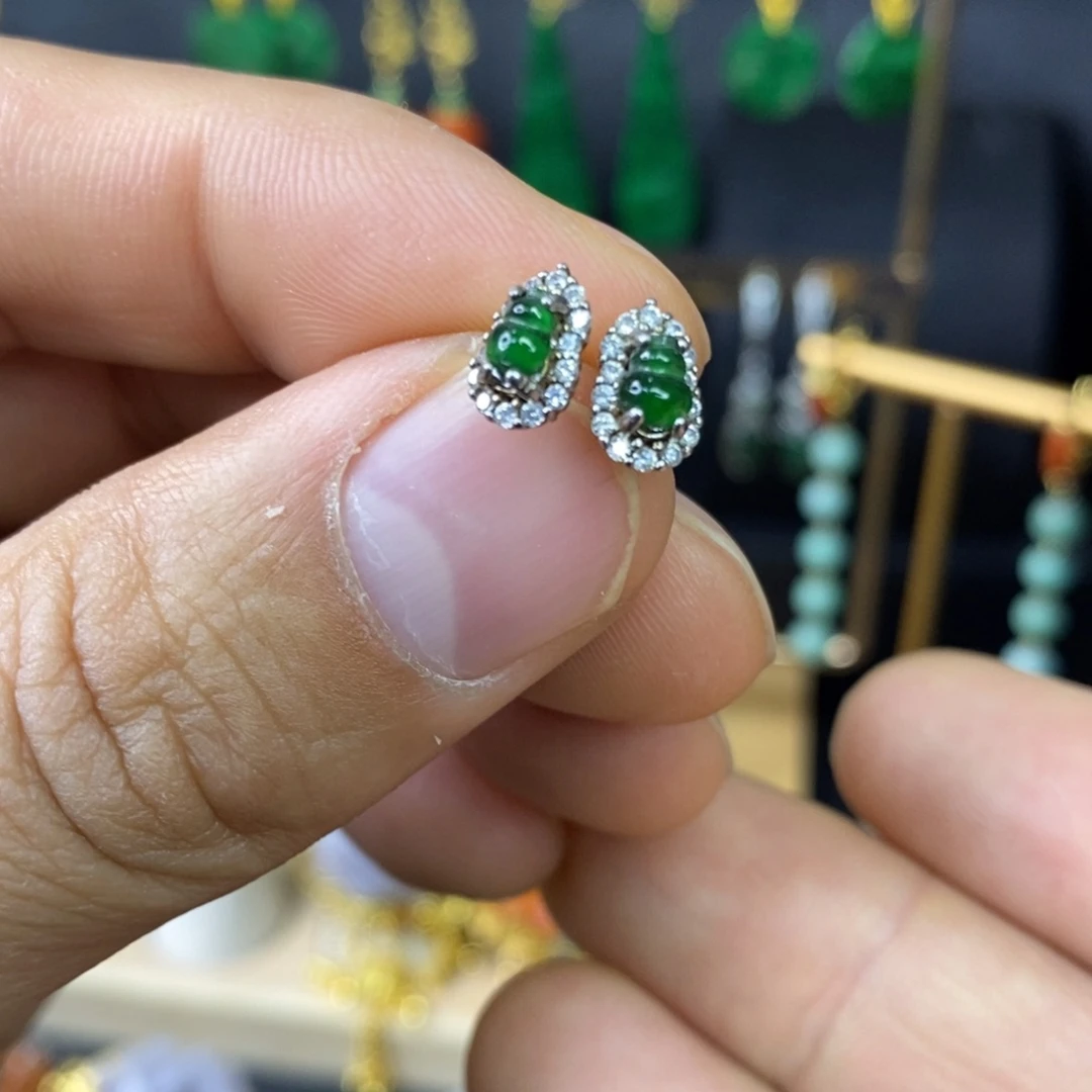 颈饰未镶嵌翡翠耳饰