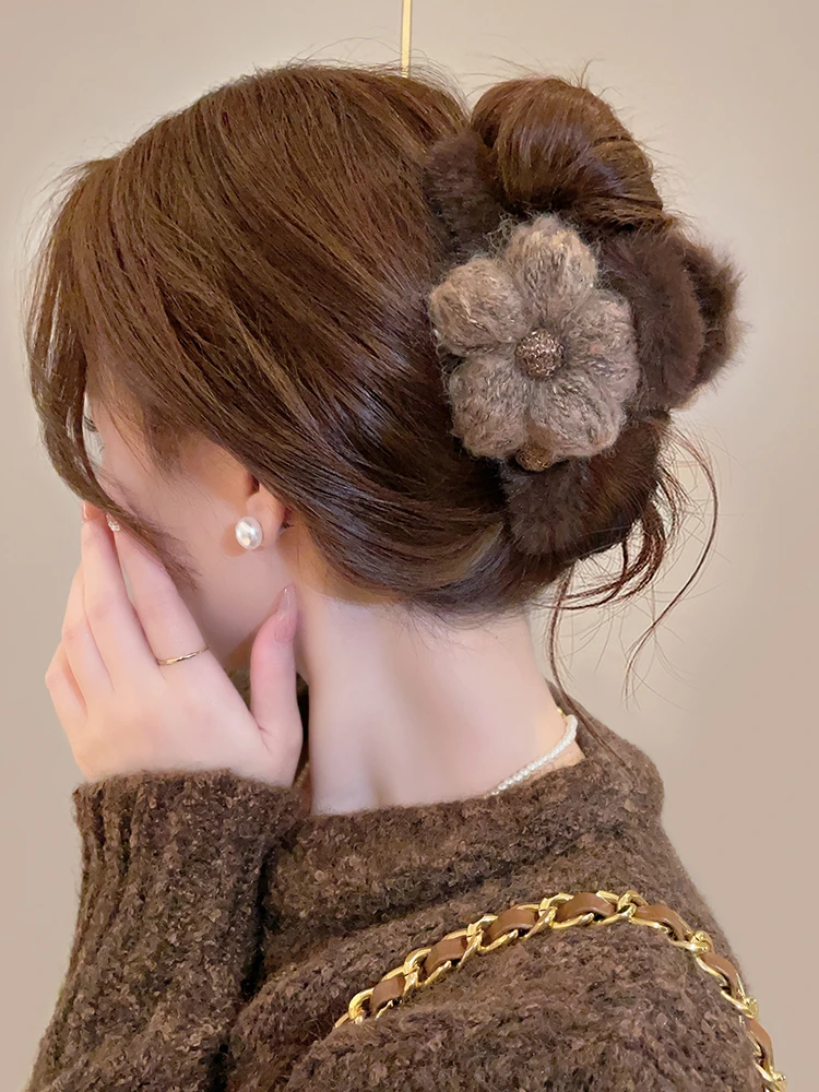 毛绒花朵大号抓夹女2025新款高级感鲨鱼夹秋冬后脑勺发抓夹子头饰