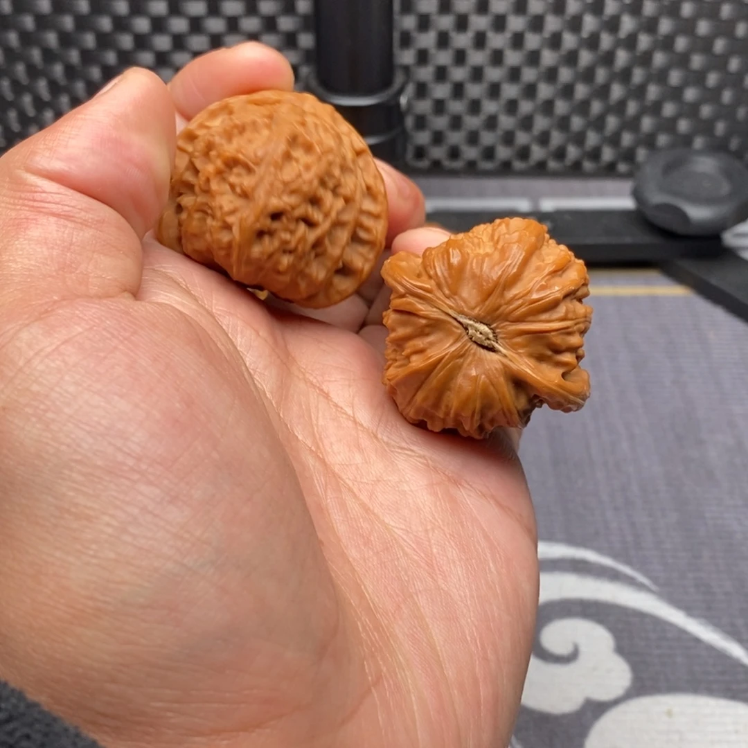 文玩核桃吊坠全品球体三角桩白狮子41