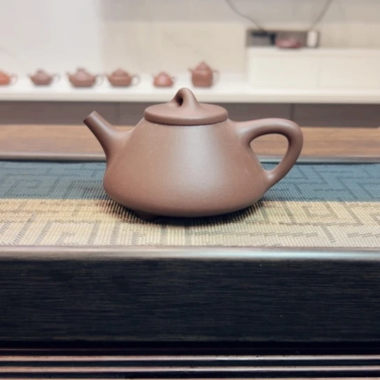 紫砂茶壶黄龙山原矿底槽清半手工(200 cc)