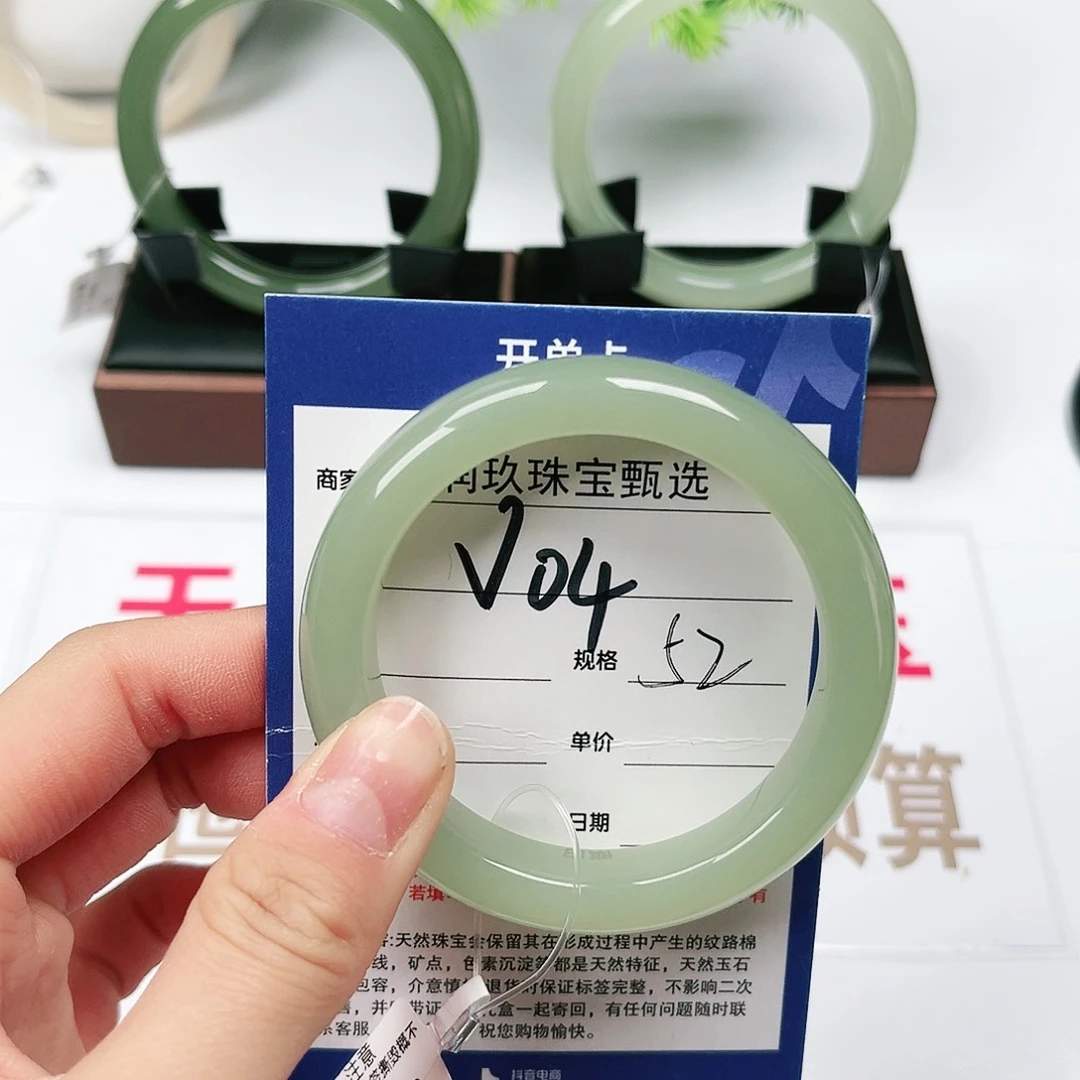 和田玉手镯未镶嵌润***?