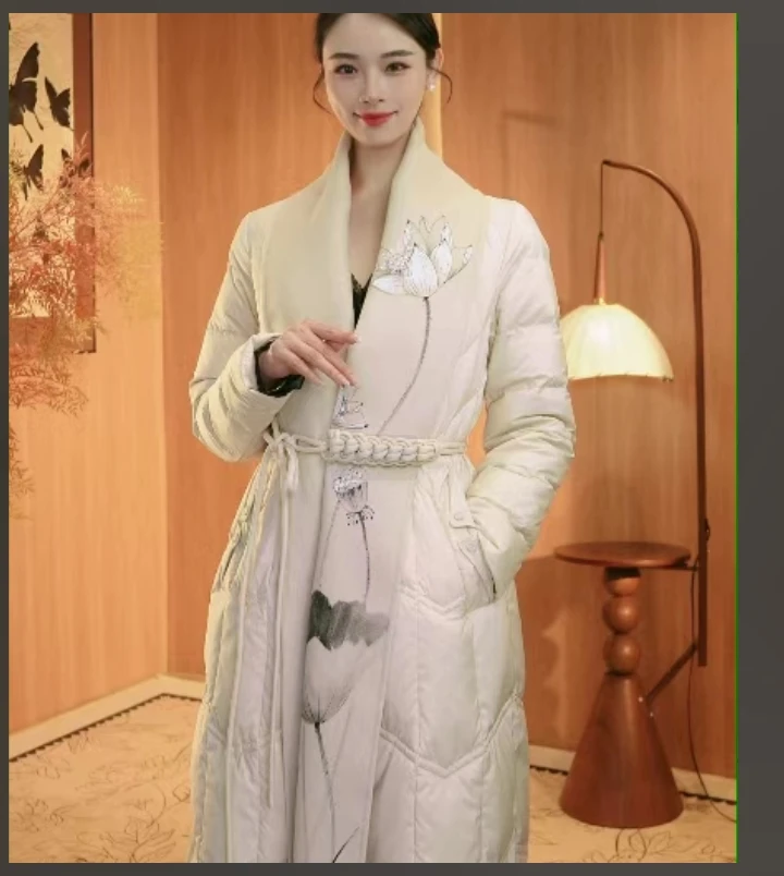 【出水芙蓉】羽绒服老钱风重工织锦中长版保暖外套2024d5399-大喜