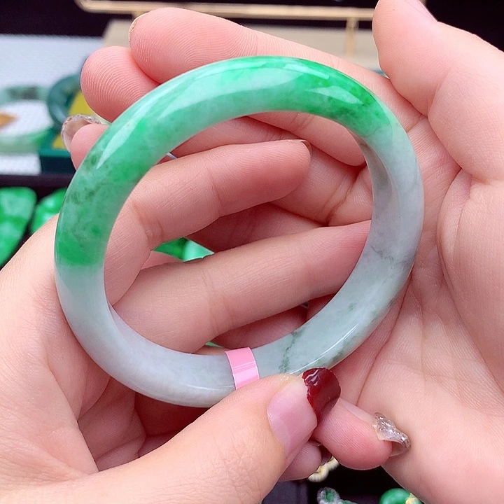 翡翠手镯未镶嵌翡翠