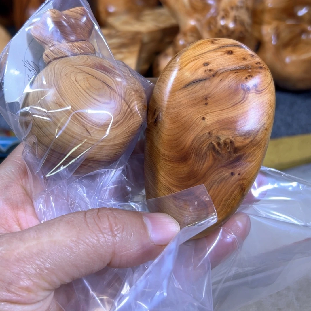 用***鸽柏木随行摆件手把件