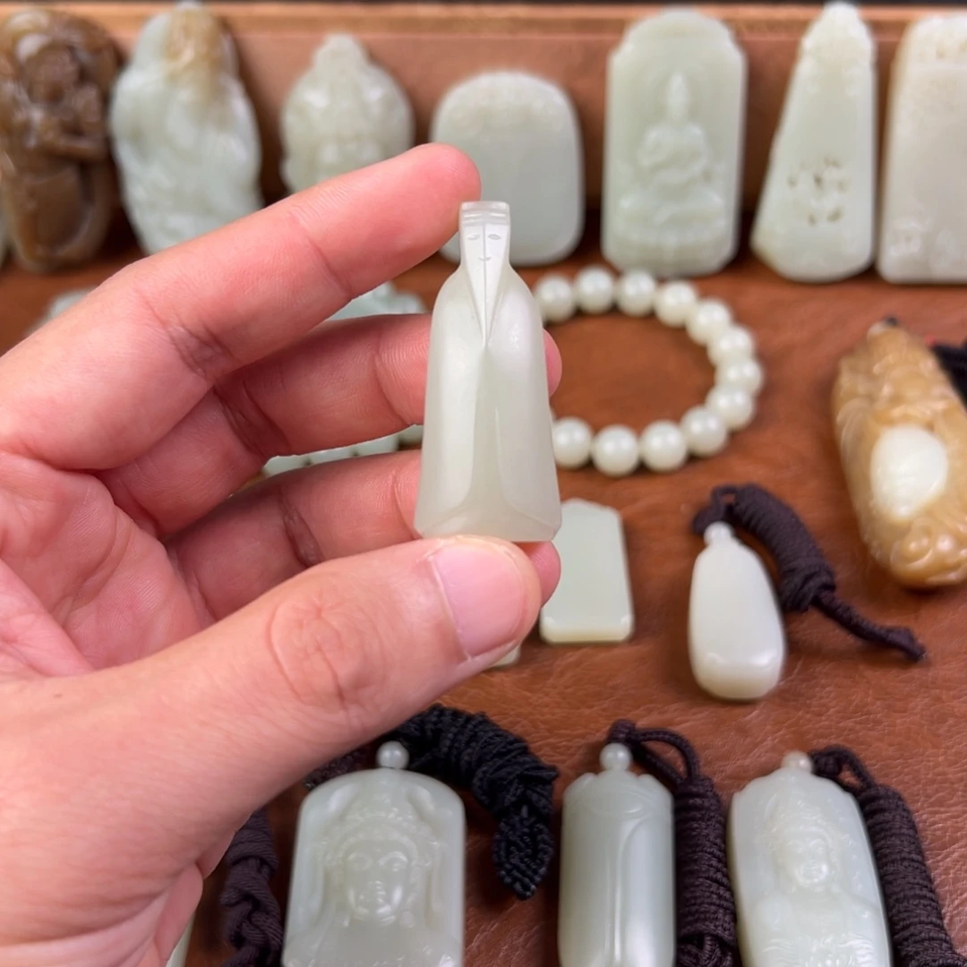 小***能和田玉（青白玉）未镶嵌颈饰