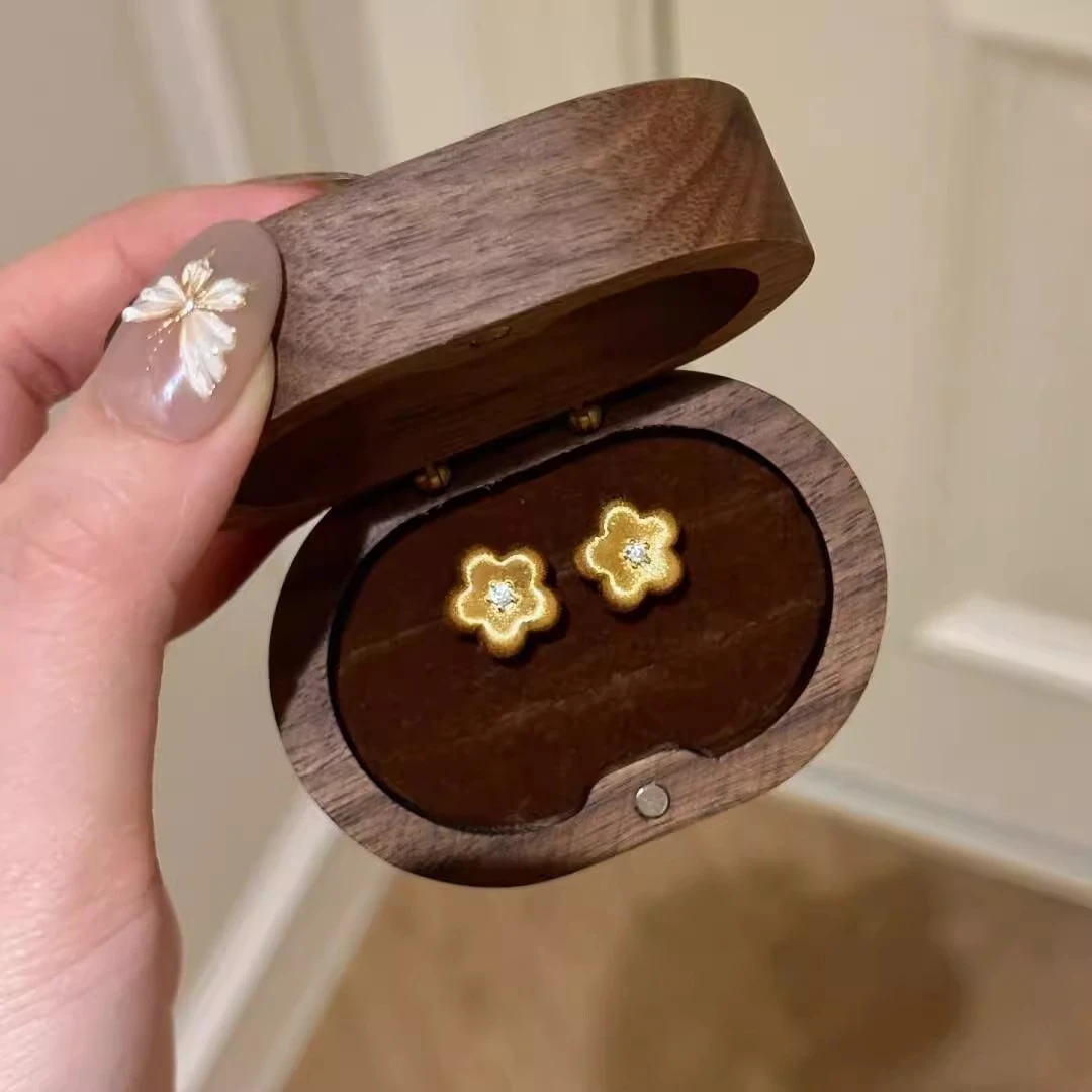 卡柒 铜合金耳饰 金色拉丝花朵耳钉轻奢小众设计高级感有钱花耳饰