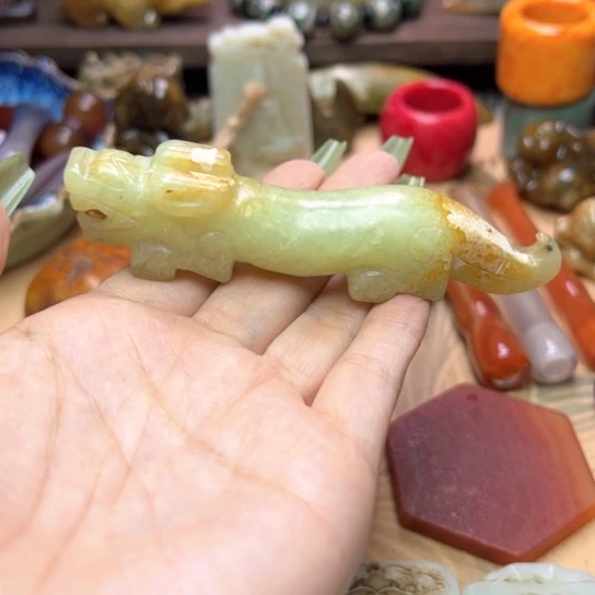 未镶嵌蛇纹石玉颈饰