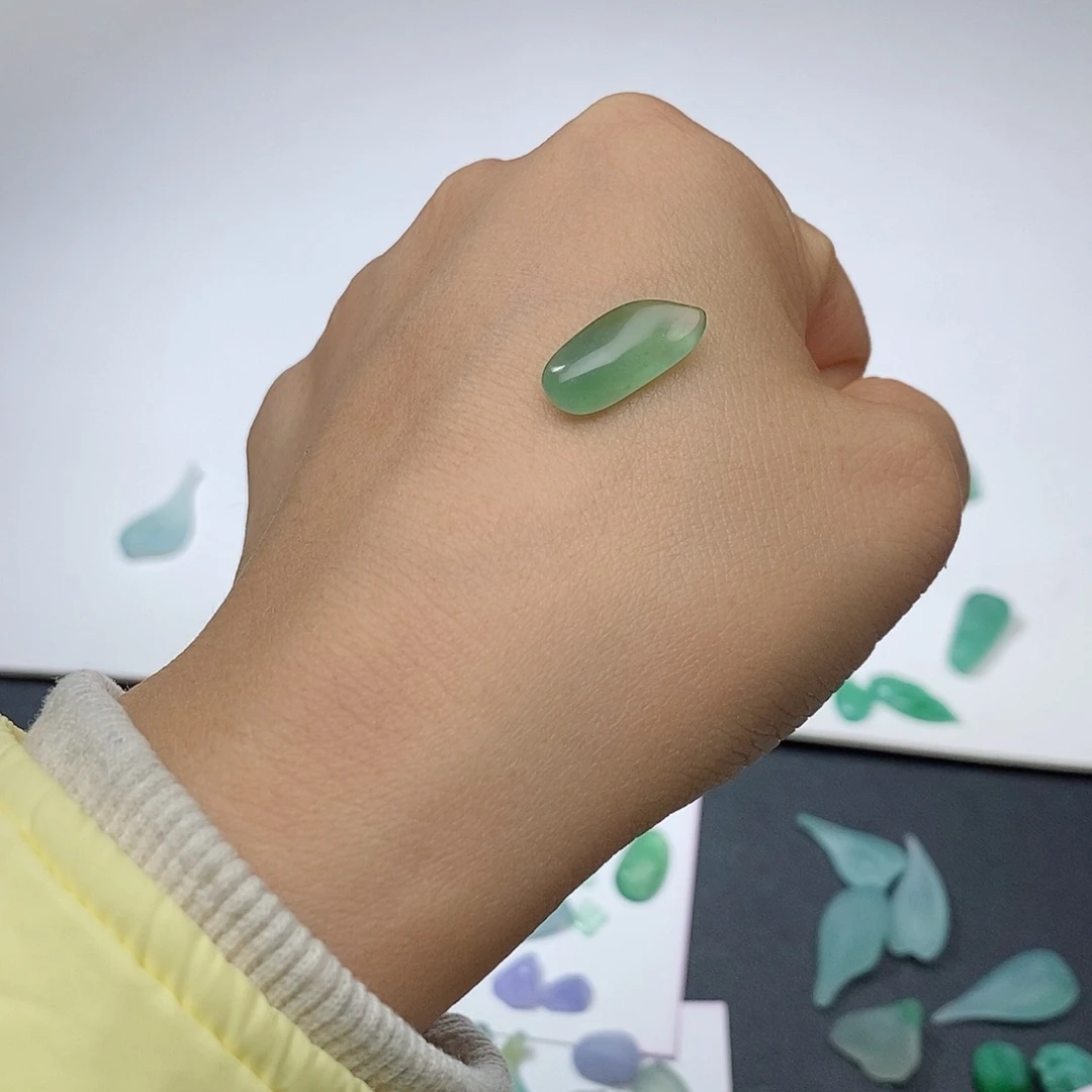 定制翡翠未镶嵌何*霞随形