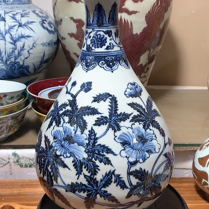 瓷片青花花卉图案瓷瓶