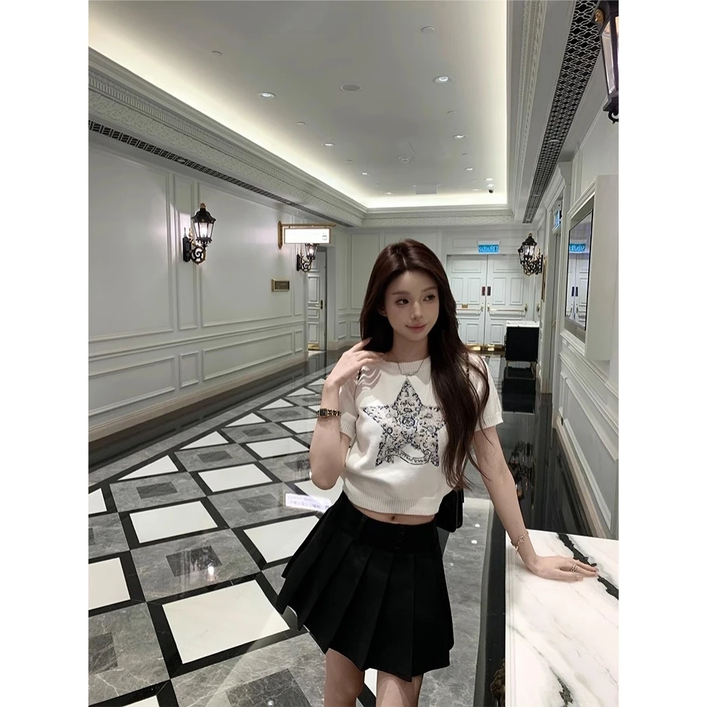向晚·白色针织衫女短款夏季设计感刺绣圆领修身气质短袖上衣