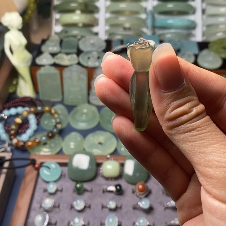 蛇纹石玉未镶嵌颈饰