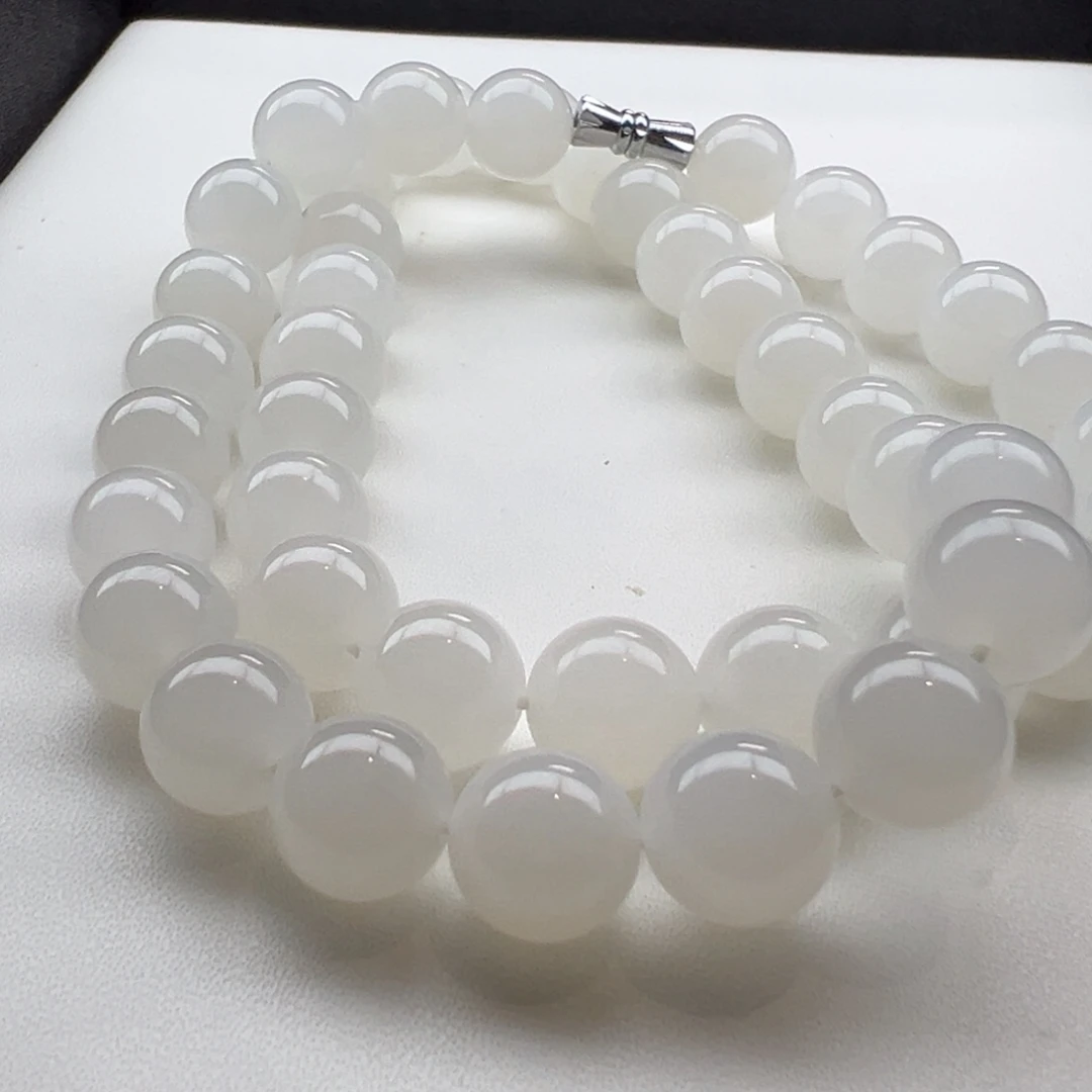 D***丹和田玉未镶嵌颈饰