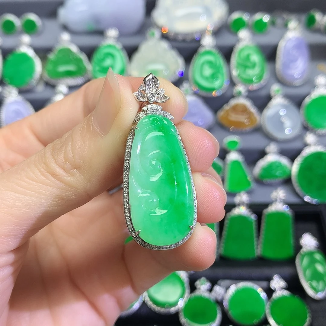 翡翠18K金镶嵌颈饰吊坠