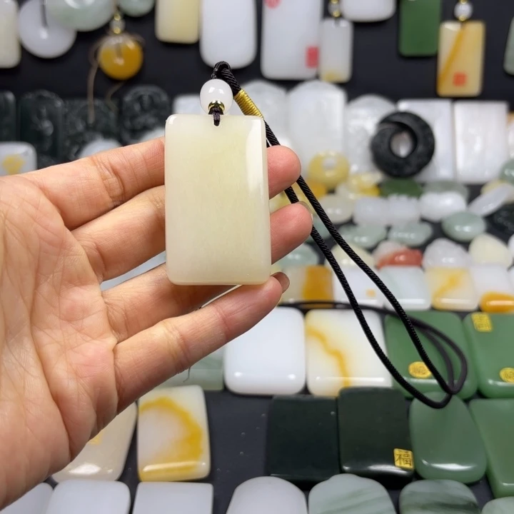 石英质玉（金丝玉）未镶嵌颈饰