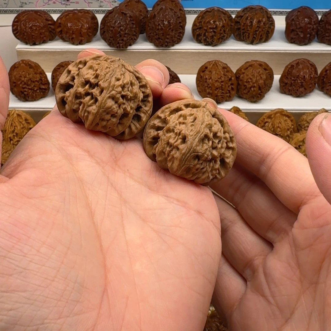 文玩核桃吊坠白狮子