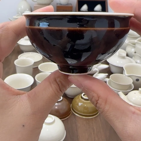 微瑕黑定双釉束口杯(釉眼)