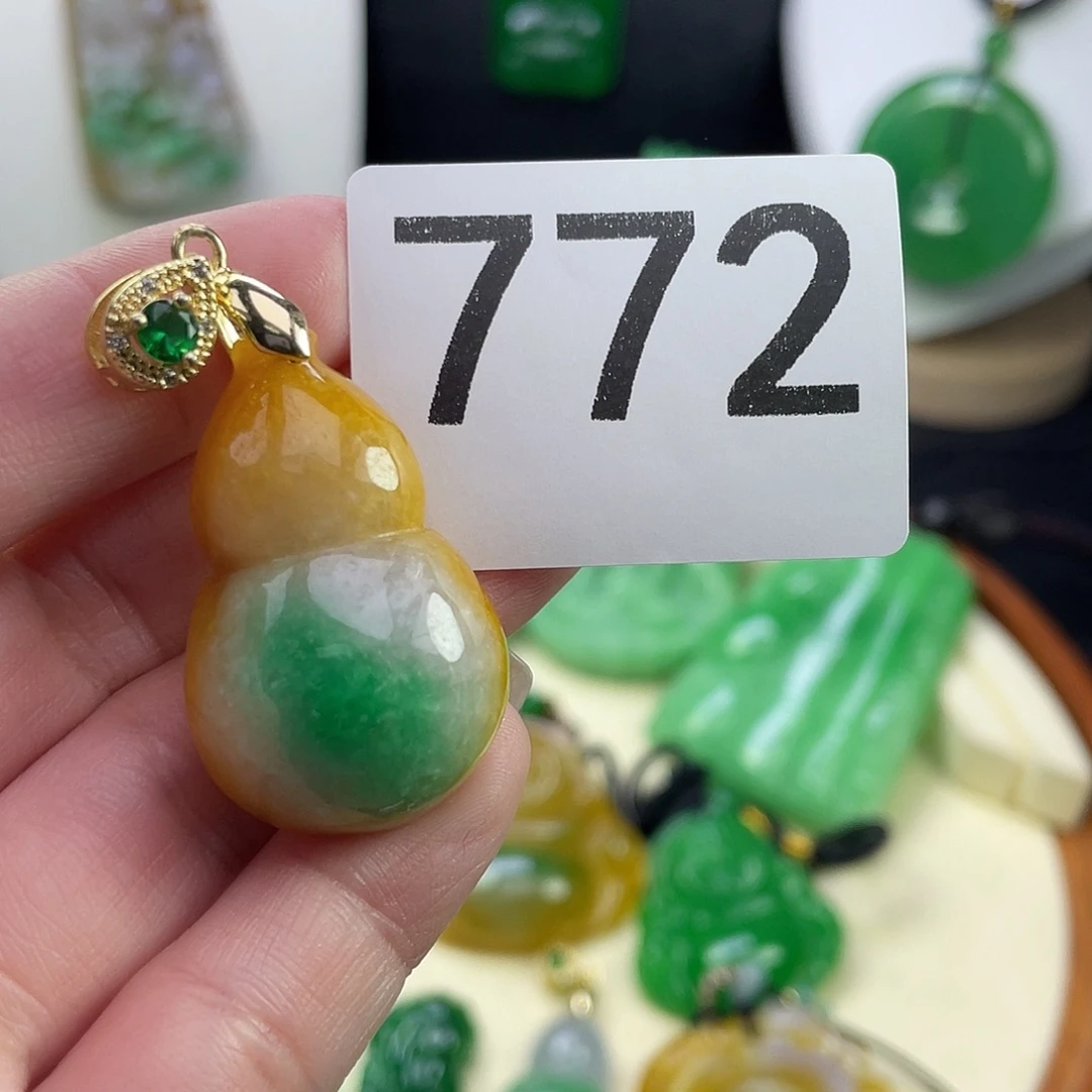 翡翠未镶嵌吊坠(赠链)