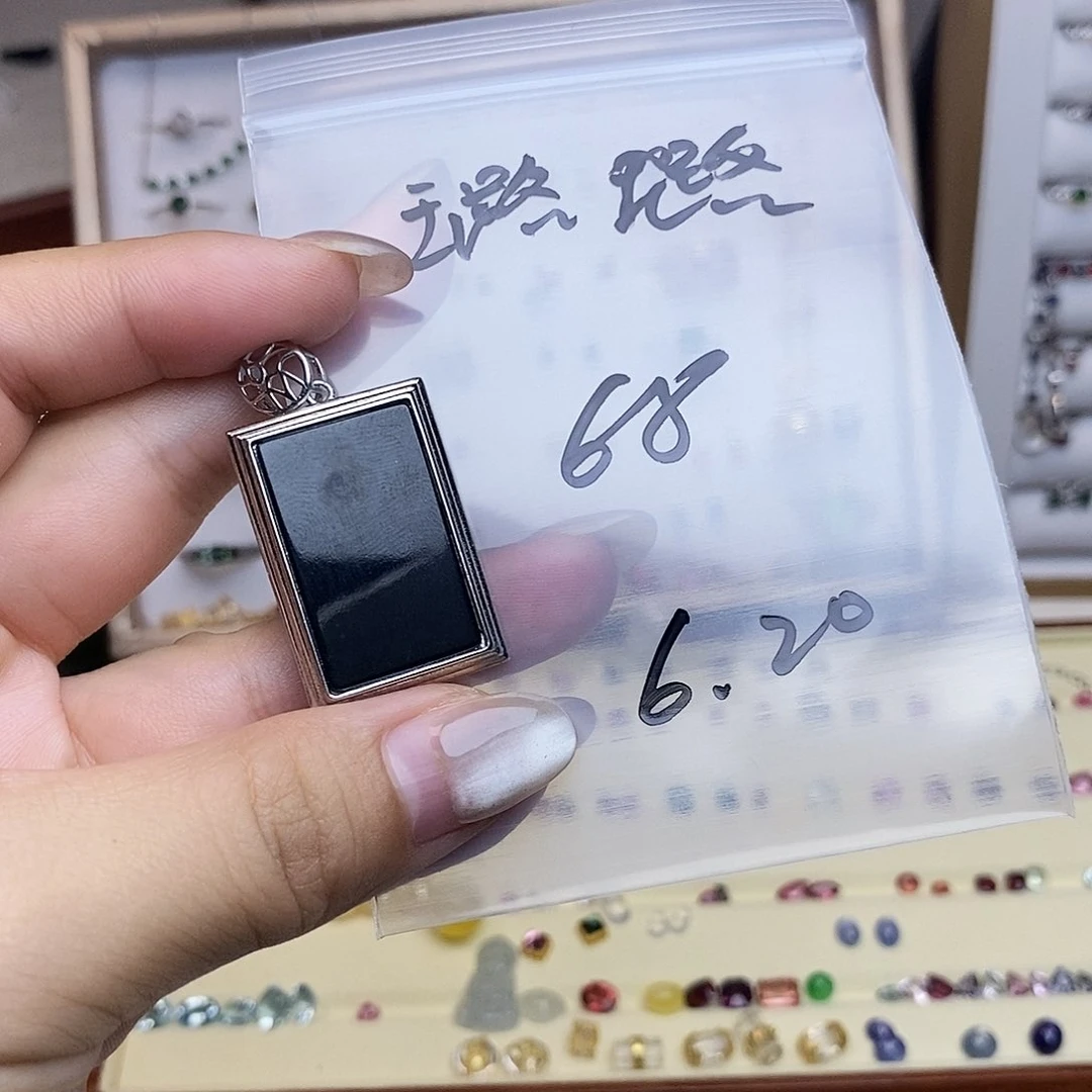璐***璐翡翠银S925镶嵌颈饰
