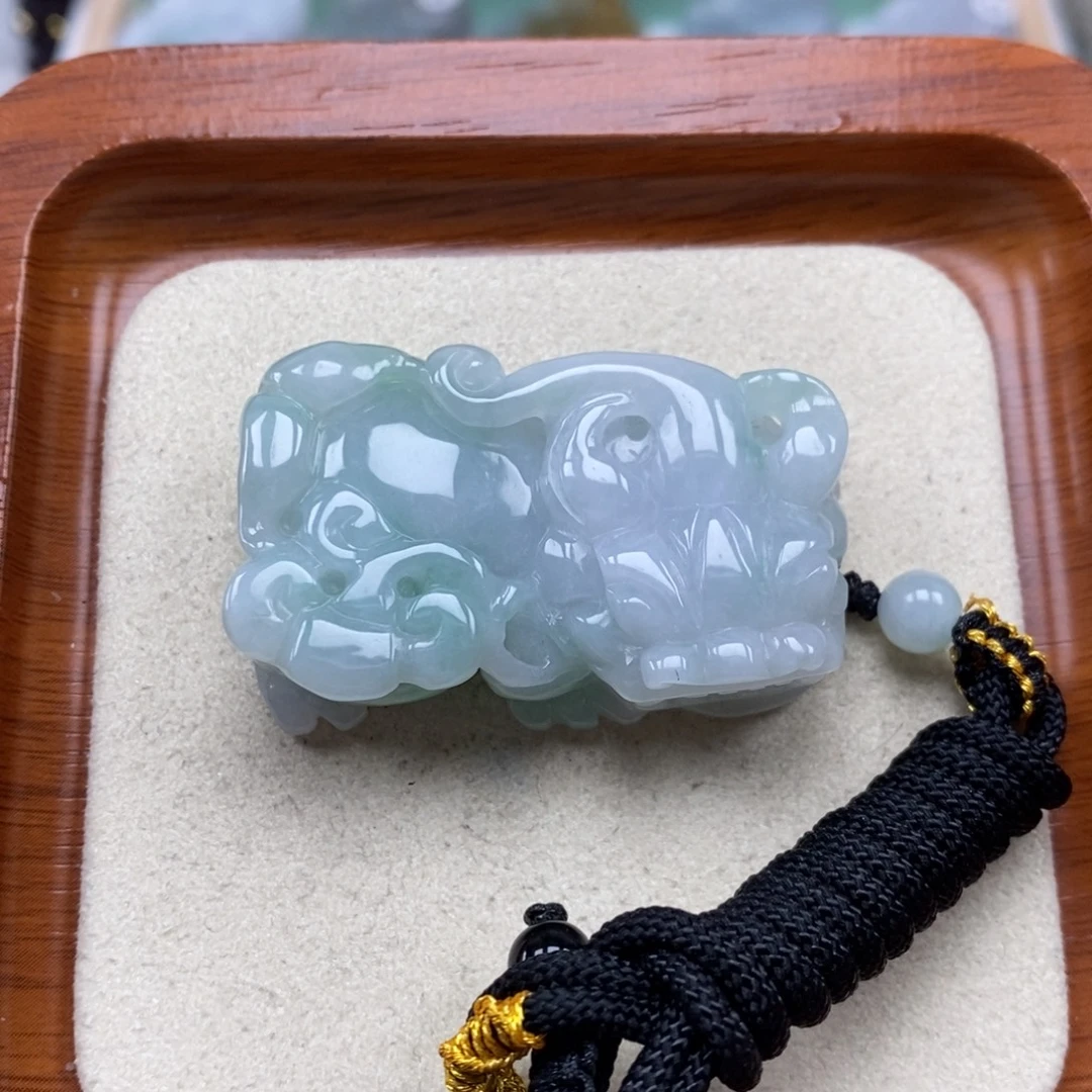 翡翠未镶嵌颈饰霸王貔貅