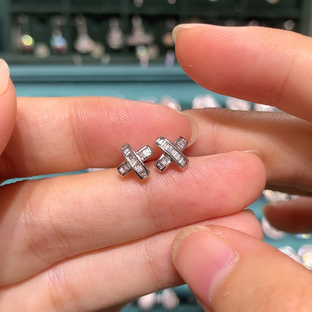 18K金镶嵌耳饰钻石