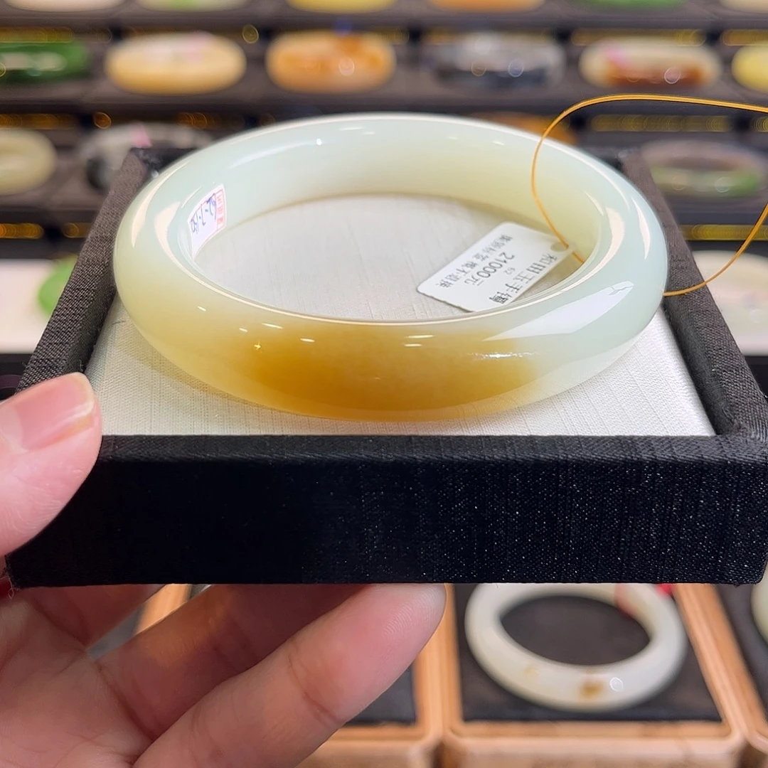 和田玉未镶嵌手镯油糕底黄糖白肉